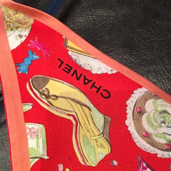 Vintage Chanel Scarf - reversible and authentic - Picture 3 of 4